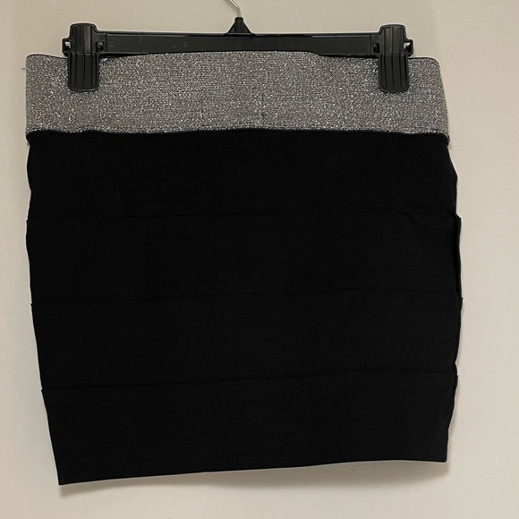Black skirt with sparkly silver top. This is a size medium. - Picture 4 of 4